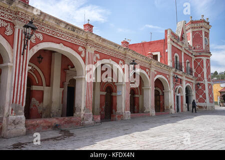 Febbraio 26, 2016 bernal, queretaro, Messico: variopinto edificio coloniale nel centro della piccola cittadina turistica Foto Stock