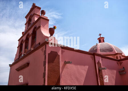 Febbraio 26, 2016 bernal, queretaro, Messico: colorful chiesa coloniale edificio nel centro della piccola cittadina turistica Foto Stock