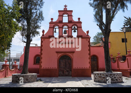 Febbraio 26, 2016 bernal, queretaro, Messico: colorful chiesa coloniale edificio nel centro della piccola cittadina turistica Foto Stock