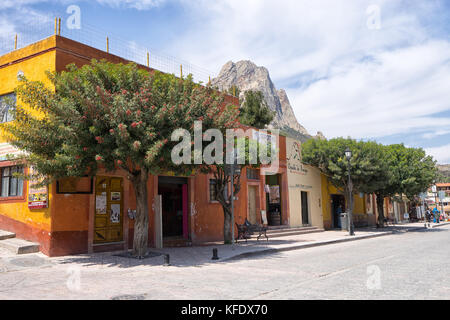 Febbraio 26, 2016 bernal, queretaro, Messico: street view del popolare cittadina turistica con il picco del grande monolite in background Foto Stock