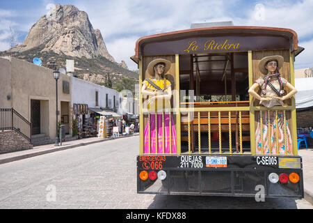 Febbraio 26, 2016 bernal, queretaro, Messico: gita turistica in autobus la destinazione popolare cittadina con il picco del grande monolite in background Foto Stock