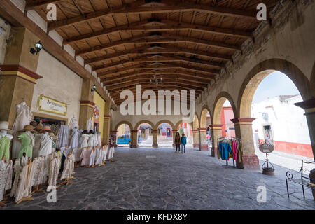 Febbraio 26, 2016 bernal, queretaro, Messico: artigiano negozio Vendita abbigliamento sotto le arcate in stile coloniale del centro storico della città Foto Stock