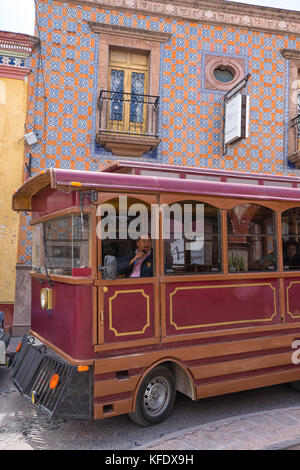 Febbraio 26, 2016 bernal, queretaro, Messico: gita turistica unità bus attraverso il centro storico della città Foto Stock