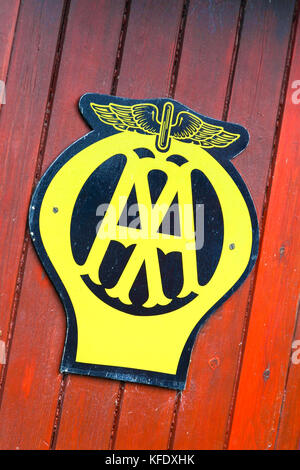 Un vecchio AA o Automobile Association logo presso il Museo Avoncroft di edifici, Stoke Heath, Bromsgrove, Worcestershire, England, Regno Unito Foto Stock