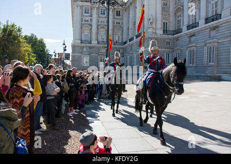 MADRID, SPAGNA - ottobre 30: Le guardie reali partecipano al cambio della guardia al Palazzo reale il 30 ottobre 2013 a Madrid, Spagna. Foto Stock