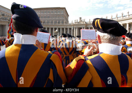 Vaticano - 4 maggio: l apertura delle celebrazioni per il V° centenario suisse fondazione guardia. La suisse Guardie giunsero da lucerna benedicted da papa essere Foto Stock