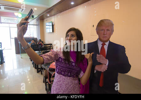 Donald Trump's fanbase di Dhaka ha ora un funzionario di ritrovo spot - un ristorante qui che è stato denominato Trump Cafe negli Stati Uniti del presidente di onore. Foto Stock