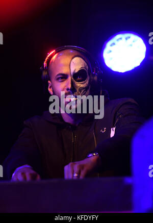 Il presentatore di capitale Marvin Humes si esibisce sul palco durante il Monster Mash-Up della capitale con VOXI di Vodafone. L'evento si è svolto stasera all'Eventim Apollo di Londra (venerdì 27 ottobre). La serata del club di Halloween di Capital ha visto la partecipazione di DJ di alcuni dei più grandi DJ e produttori del mondo, tra cui Rudimal, Sigala, Disciples, Kygo e Martin Garrix. L'evento è stato ospitato dal presentatore del Capital Late Show Marvin Humes. Il Monster Mash-Up di Capital con Voxi di Vodafone si svolge sabato 28 ottobre presso la Manchester Academy. PREMERE ASSOCIAZIONE foto. Data immagine: Venerdì 27 ottobre 2017. Credito fotografico Foto Stock