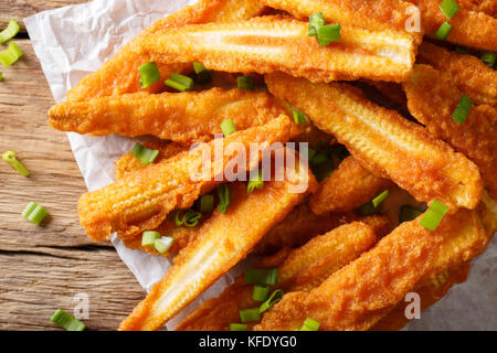 Cibo cinese: fritte corn vicino sul tavolo. parte superiore orizzontale vista da sopra Foto Stock