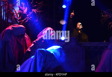 Il presentatore FM Capital Marvin Humes si esibisce sul palco durante il Monster Mash-Up della capitale con VOXI di Vodafone. L'evento si è svolto stasera presso l'Eventim Apollo di Londra (venerdì 27 ottobre). La serata del club di Halloween della capitale ha visto DJ set di alcuni dei più grandi DJ e produttori del mondo, tra cui rudimental, Sigala, discepoli, Kygo e Martin Garrix. L'evento è stato ospitato dal presentatore del Capital Late Show Marvin Humes. Monster Mash-Up di Capital con Voxi di Vodafone contiunes Sabato 28 ottobre presso la Manchester Academy. Foto Stock