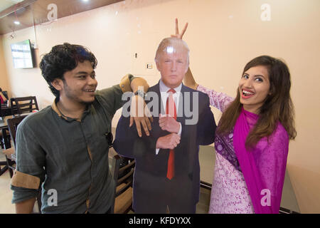 Donald Trump's fanbase di Dhaka ha ora un funzionario di ritrovo spot - un ristorante qui che è stato denominato Trump Cafe negli Stati Uniti del presidente di onore. Foto Stock