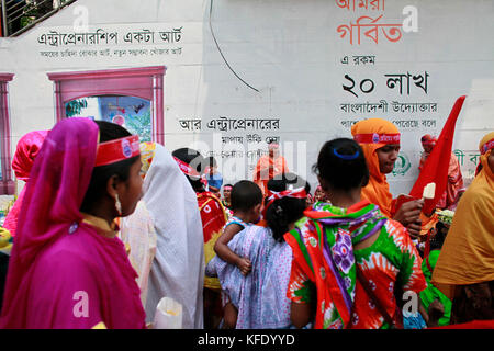 Gli indumenti del Bangladesh lavoratore riposarsi dopo la fine del giorno di maggio rally a Dhaka, nel Bangladesh, 1 maggio 2017. Foto Stock