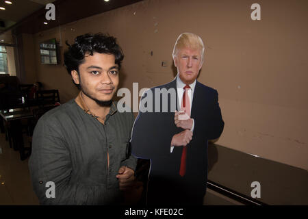 Donald Trump's fanbase di Dhaka ha ora un funzionario di ritrovo spot - un ristorante qui che è stato denominato Trump Cafe negli Stati Uniti del presidente di onore. Foto Stock