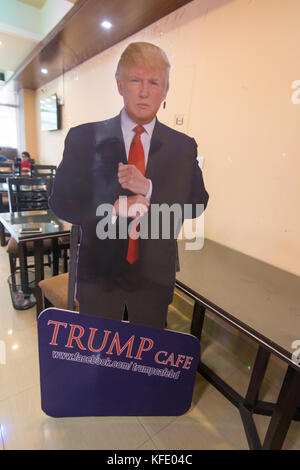 Donald Trump's fanbase di Dhaka ha ora un funzionario di ritrovo spot - un ristorante qui che è stato denominato Trump Cafe negli Stati Uniti del presidente di onore. Foto Stock