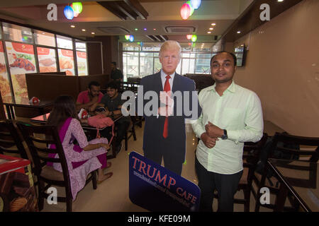 Donald Trump's fanbase di Dhaka ha ora un funzionario di ritrovo spot - un ristorante qui che è stato denominato Trump Cafe negli Stati Uniti del presidente di onore. Foto Stock