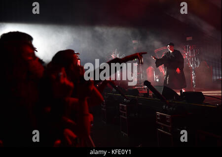 Sigala si esibisce durante il Monster Mash-Up di Capital con VOXI di Vodafone. L'evento si è svolto stasera all'Eventim Apollo di Londra (venerdì 27 ottobre). La serata del club di Halloween di Capital ha visto la partecipazione di DJ di alcuni dei più grandi DJ e produttori del mondo, tra cui Rudimal, Sigala, Disciples, Kygo e Martin Garrix. L'evento è stato ospitato dal presentatore del Capital Late Show Marvin Humes. Il Monster Mash-Up di Capital con Voxi di Vodafone si svolge sabato 28 ottobre presso la Manchester Academy. PREMERE ASSOCIAZIONE foto. Data immagine: Venerdì 27 ottobre 2017. Il credito fotografico dovrebbe essere: Matt Crossick/PA W Foto Stock