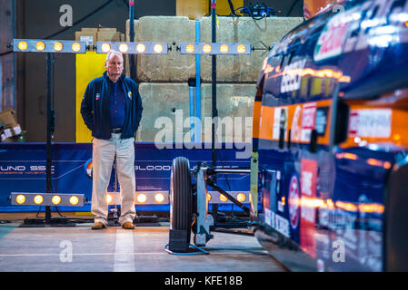 Ex land detentore del record di velocità Richard nobile presso il roll-out di Bloodhound SSC auto supersonico. In hangar a Cornwall Airport prima di eseguire il test Foto Stock