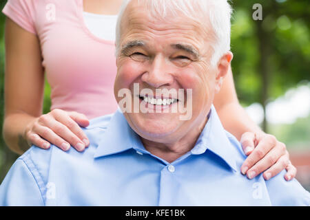 Primo piano di una giovane donna con il suo padre Foto Stock