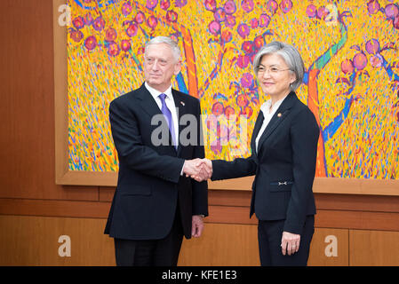 Il Segretario della Difesa Jim Mattis soddisfa con la Corea del Sud il Ministro degli Affari Esteri Kang Kyung-wha Foto Stock