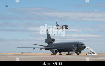 KC-10 velivoli Extender condurre normali operazioni di aria in corrispondenza di Travis Air Force Base in California, Ottobre 19, 2017. Foto Stock