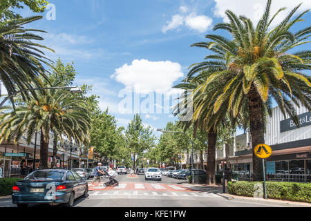 Il traffico si è fermato a attraversamento pedonale Peel Street Tamworth Australia. Foto Stock