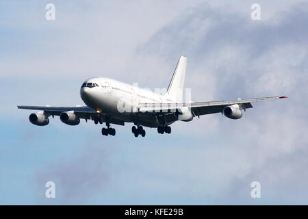 Sheremetyevo, Moscow Region, Russia - 25 giugno 2010: Ilyushin IL-86 di atterraggio donavia presso l'aeroporto internazionale di Sheremetyevo. Foto Stock