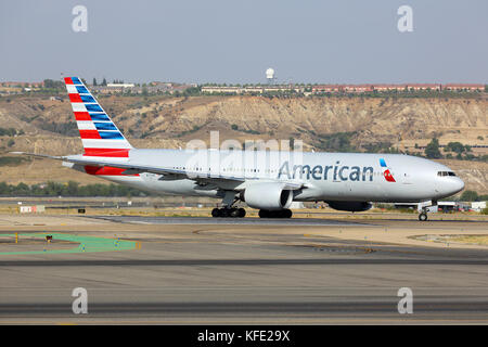 Madrid, Spagna - 12 agosto 2015: American Airlines Boeing 777-200 in rullaggio a Madrid Barajas Adolfo SUAREZ aeroporto. Foto Stock