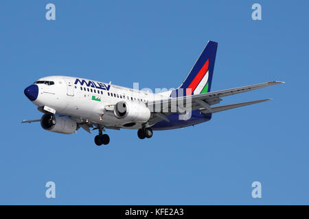 Sheremetyevo, Moscow Region, Russia - 10 marzo 2011: malev Boeing 737-600 ha-loj sbarco presso l'aeroporto internazionale di Sheremetyevo. Foto Stock