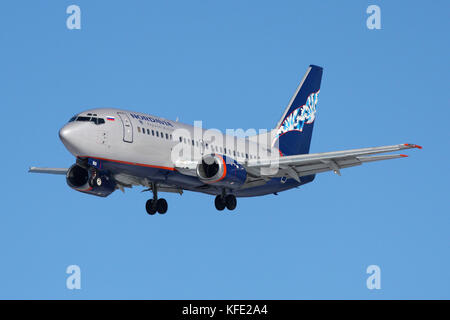 Sheremetyevo, Moscow Region, Russia - 10 marzo 2011: noradvia Boeing 737-500 vp-boi sbarco presso l'aeroporto internazionale di Sheremetyevo. Foto Stock
