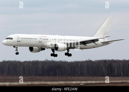 Domodedovo, Moscow Region, Russia - 22 aprile 2011: vim avia Airlines Boeing 757-300-73009 ra atterraggio all aeroporto internazionale di Domodedovo. Foto Stock