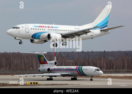 Domodedovo, Moscow Region, Russia - 22 aprile 2011: Boeing 737-56n vq-bab di yamal Airlines in atterraggio a aeroporto internazionale di Domodedovo. Foto Stock