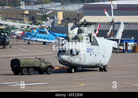 Lyubertsy, Moscow Region, Russia - 11 agosto 2014: Mil Mi-26 elicottero raffigurato nella lyubertsy. Foto Stock