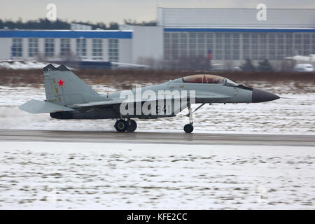 Zhukovsky, Moscow Region, Russia - 24 novembre 2013: Mikoyan Gurevich mig-29k della marina russa di decollare in zhukovsky aeroporto. Foto Stock