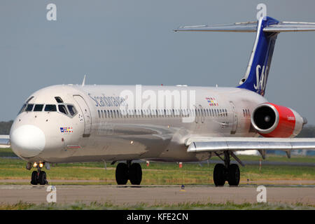 Sheremetyevo, Moscow Region, Russia - 12 maggio 2012: mcdonnell Douglas MD-82 se-dik di SAS Scandinavian Airlines in rullaggio a sheremetyevo international Foto Stock