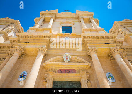 La più importante cattedrale barocca della Sicilia, San Nicolò, nonché patrimonio dell'Unesco, giornata di sole Foto Stock