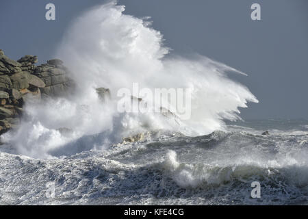 Mare tempestoso - uragano ofelia, isole Scilly Foto Stock