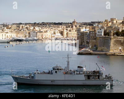 La Valletta, Malta - Feb 22 2009 - Royal Navy minehunter m110 hms ramsey si prepara a lasciare il porto al Grand Harbour di Malta Foto Stock