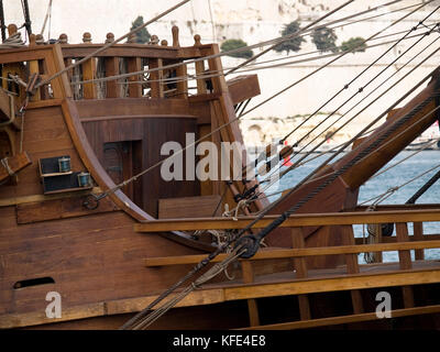 Dettaglio da un secolo XVII Armada spagnola galeone ormeggiato al Grand Harbour di Malta Foto Stock