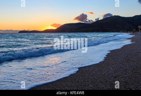 Bella estate mare paesaggio al tramonto sulla spiaggia di borsh, Albania. Foto Stock