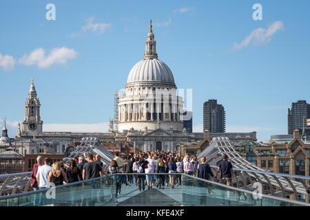 London, Regno Unito - 05 agosto 2017: la Cattedrale di St Paul e con la gente che camminava sul Millennium bridge in primo piano Foto Stock