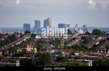 London, Regno Unito - 24 agosto 2017: Canary Warf come si vede dall'Alexandra Park Foto Stock