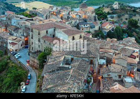 Sunrise vecchio centro medievale stilo famos calabria village vista, Italia meridionale. Foto Stock