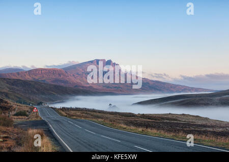 La strada aperta in una nebbiosa mattina autunnale al storr, isola di Skye, Highlands scozzesi, Ebridi Interne, Scotland, Regno Unito Foto Stock