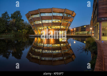 Blue ora riflessioni al djanogly learning resource Center sul giubileo campus, università di Nottingham England Regno Unito Foto Stock