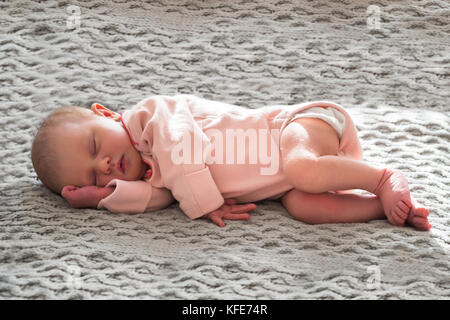 Close-up di una bambina dormire serenamente Foto Stock