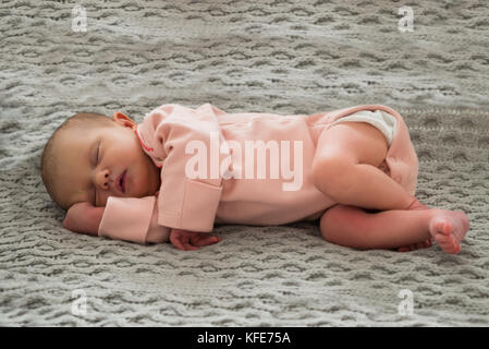 Close-up di una bambina dormire serenamente Foto Stock