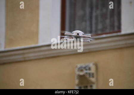 Un drone vola lungo una casa a Wittenberg (Germania). Foto Stock