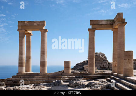 Lo storico tempio dorico di Athena Lindia all'interno delle rovine Dell'acropoli a Lindos sull'isola greca di rodi Foto Stock