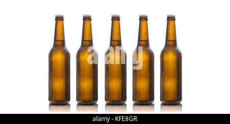 Insieme di chiuse le bottiglie di birra isolato su sfondo bianco Foto Stock