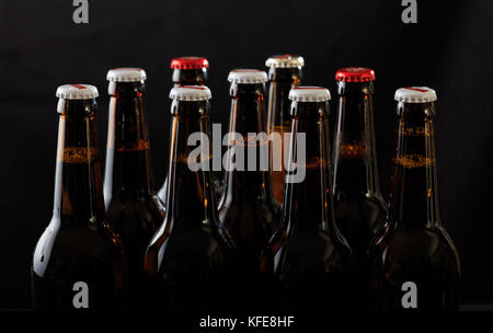 Raccolta di sigillato bottiglie di birra su sfondo nero Foto Stock